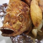 スリナム料理の魚の揚げたやつ