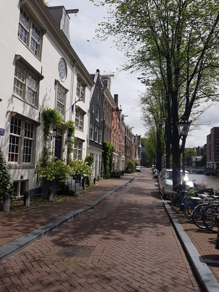アムステルダム国立美術館からの道