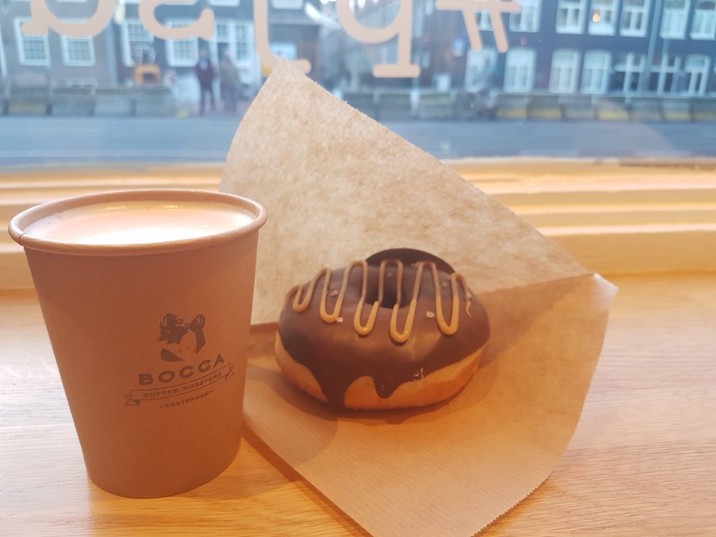 アムステルダムのドーナツ屋さんpeejaysdoughnutsとBOCCAのコーヒー