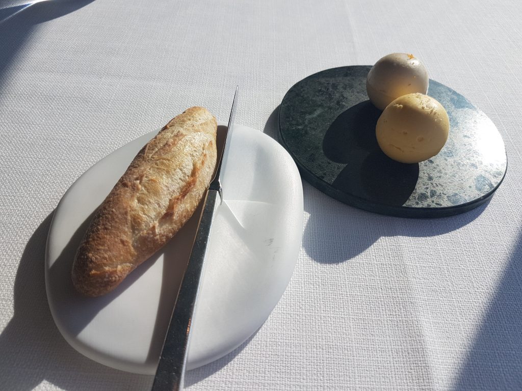 レストランボルドーのパンとバター2種類