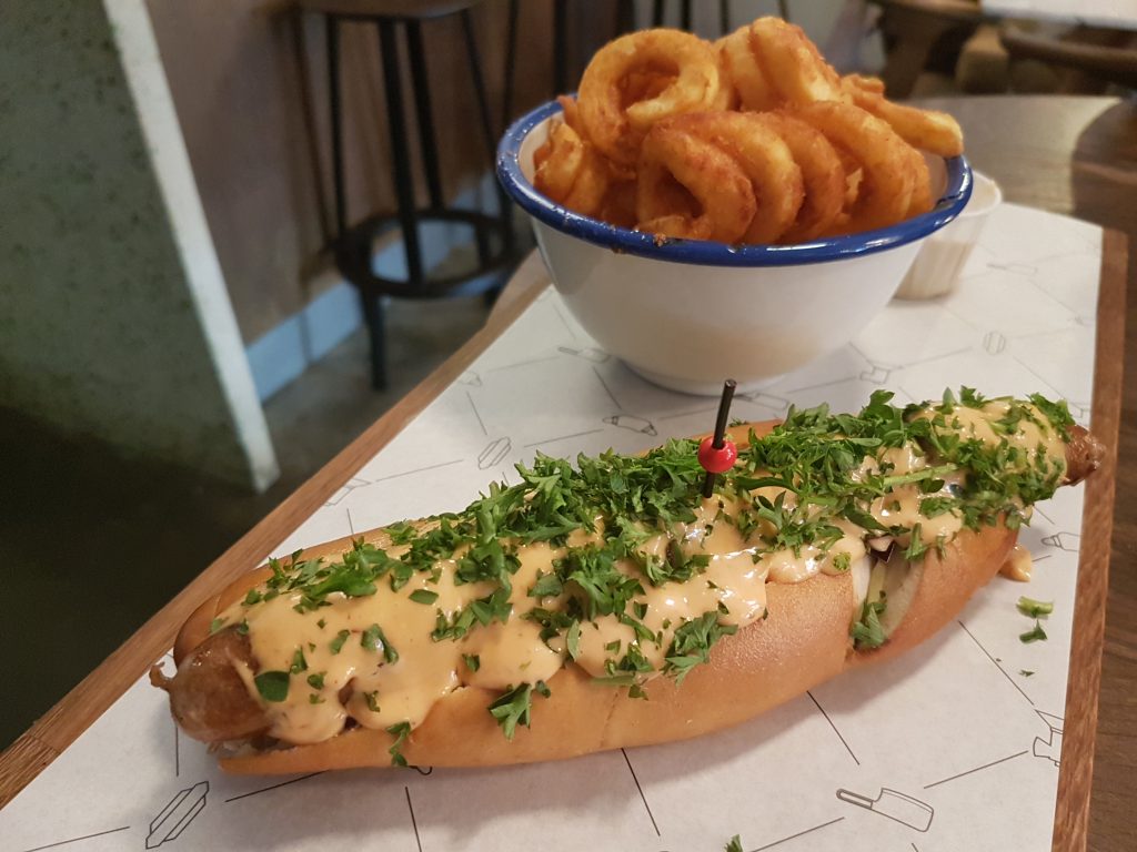 bull and dogs のホットドッグ