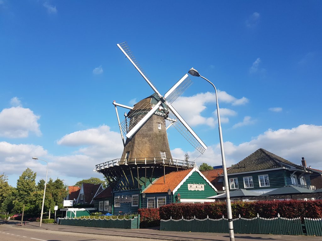 アムステルフェーンの風車レストラン デヨングディッカールトの外観
