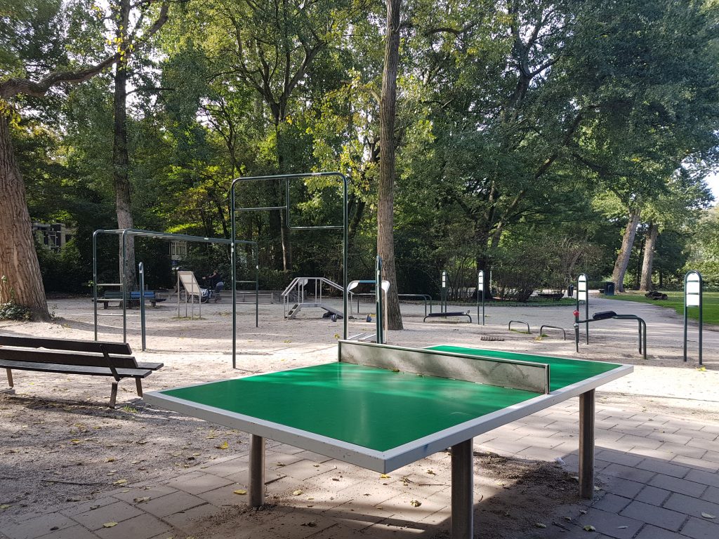アムステルダムの公園にある卓球台