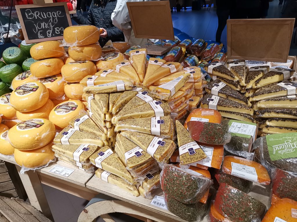 アムステルダムのスキポール空港でオランダ土産のチーズ
