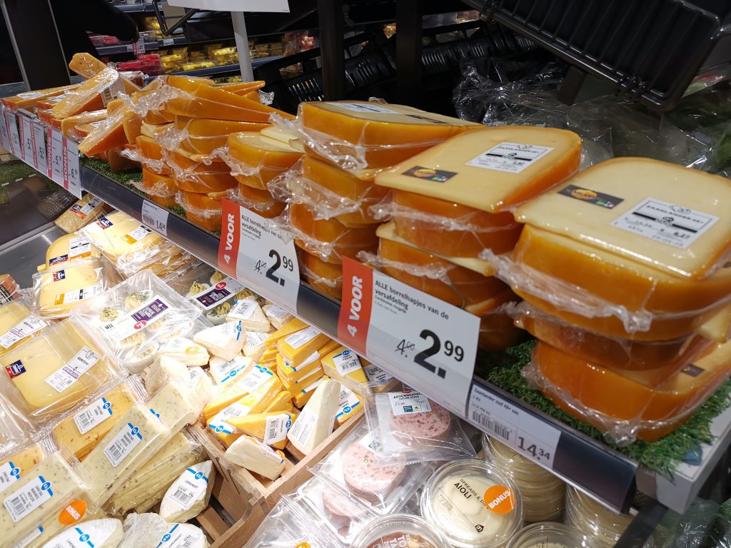 アムステルダムのスキポール空港でオランダ土産のチーズ
