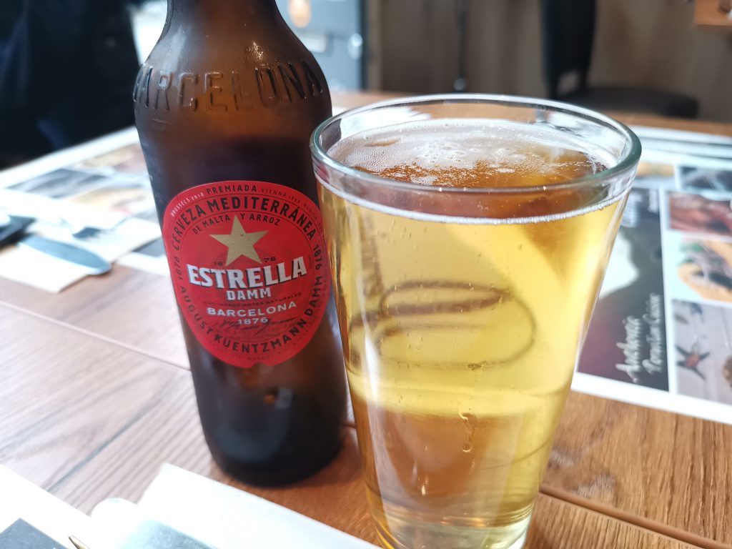 アムステルダムのペルーレストランでスペインビール