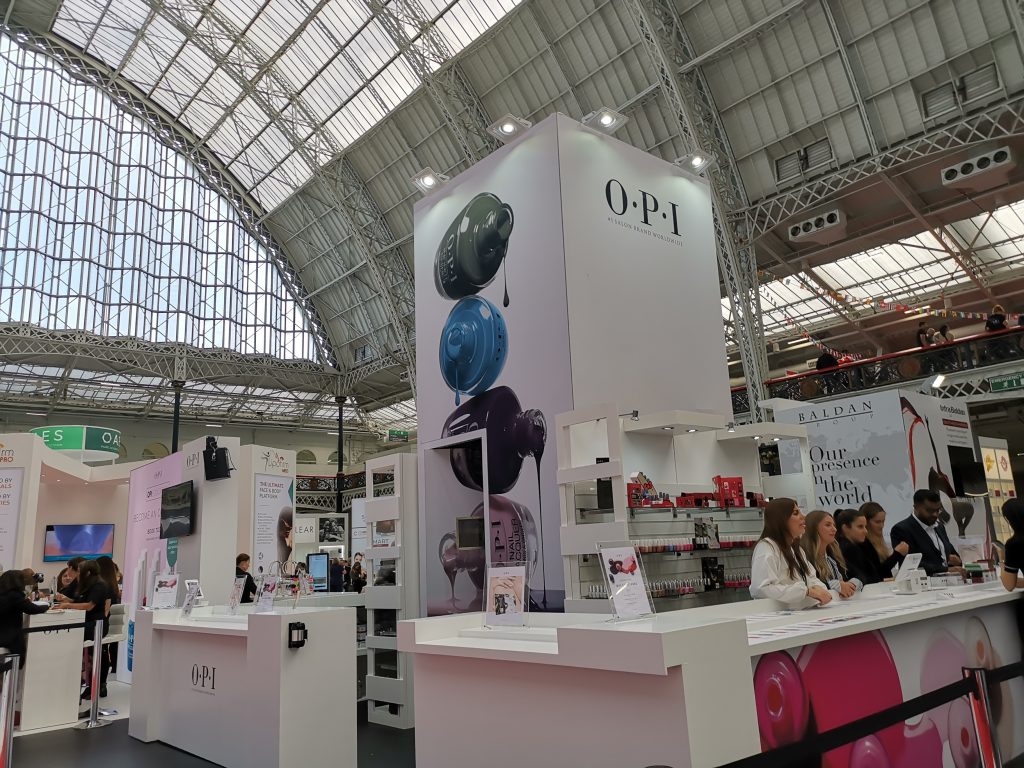 ロンドンのオリンピアビューティ OPI
