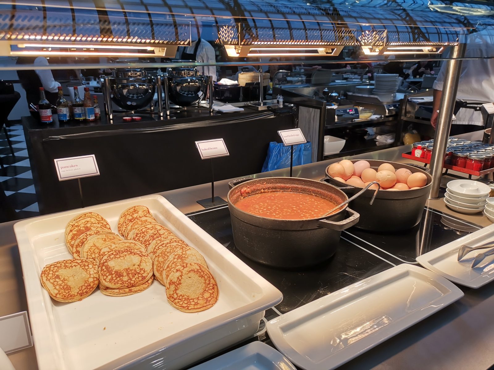 NH コレクション アムステルダム グランド ホテル クラスナポルスキーの朝食(パンケーキ、ビーンズ、ゆで卵)