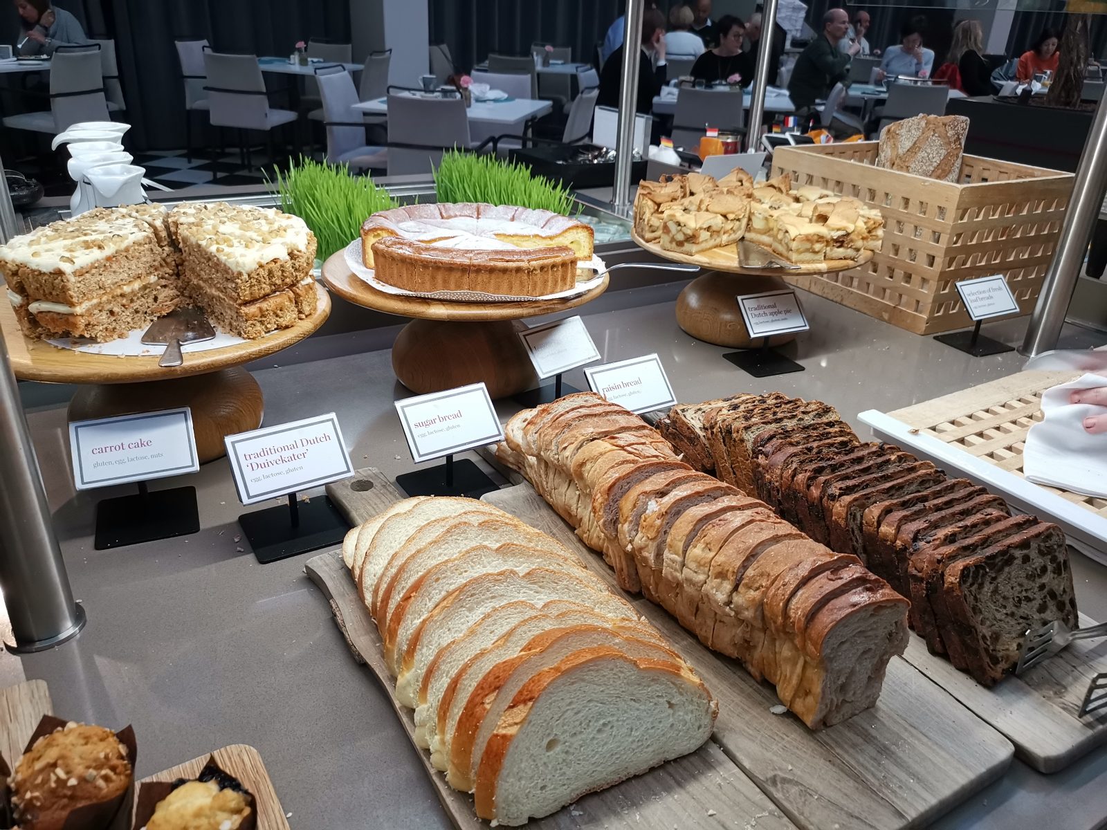 NH コレクション アムステルダム グランド ホテル クラスナポルスキーの朝食(パン、ケーキ)