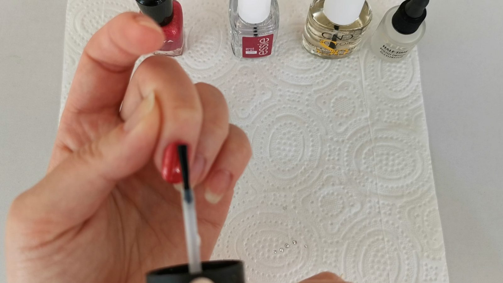 ストーンをのせる部分にベースコート