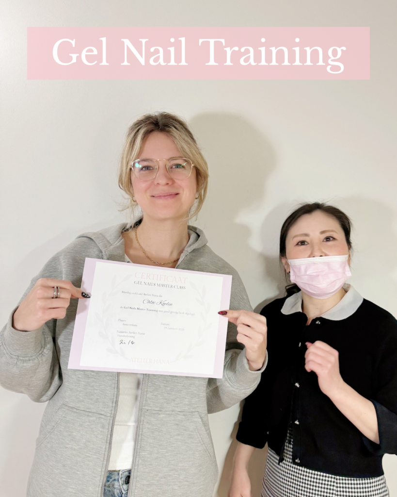 アムステルダムでネイルレッスンの修了証授与